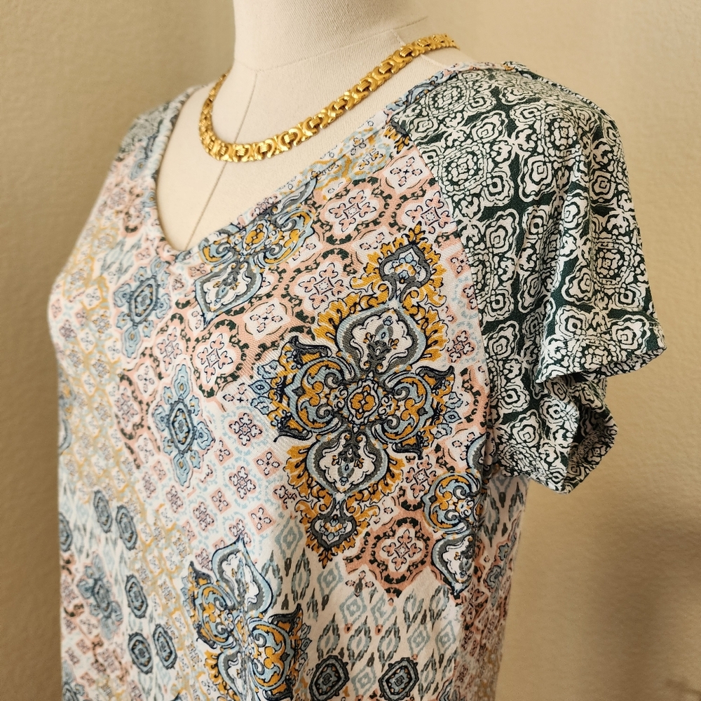 Patterned keyhole back tee. Medium. - Picture 4 of 9